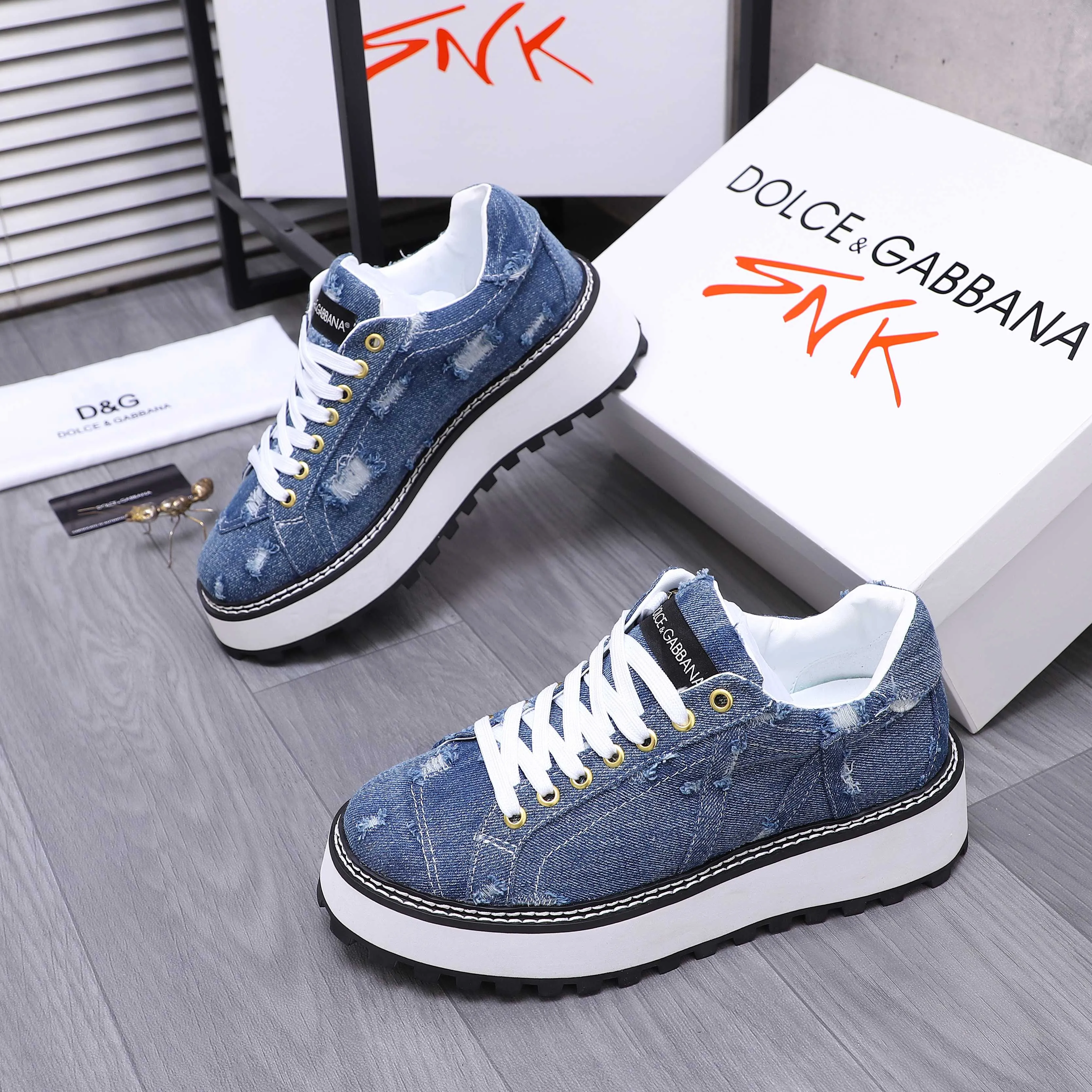 Men's shoes 💰442 Product trademark: DG (Dolce & Gabbana) casual shoes for couples. Regular size: 36-46 (45.46 is custom-made and non-returnable). Product materials: Selected denim stitching upper, leather lining, cowhide insole, non-slip rubber outsole